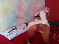 Mia y su traje de conejita juegan a saltar sobre una polla