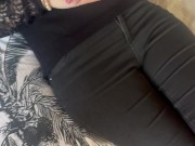 Il enfonce doucement sa bite dans ma bouche et jouit sur mon visage