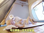 在公园敞开的帐篷里，享受暴露中出带来的快感，刺激的我狠狠干她的大屁股