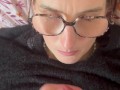Il joue avec sa bite et ejacule sur mes lunettes 💦👓