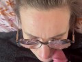 Il joue avec sa bite et ejacule sur mes lunettes 💦👓