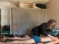 Sa copine lui paye une masseuse pour son anniversaire