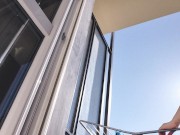 gostosa na varanda sem calcinha