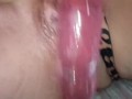 Tremenda milf con clitoris enorme usando sus juguetes en primer plano