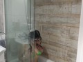 Ducha caliente en la casa de mi amiga. Chica con lentes se masturba gimiendo mucho hasta acabar