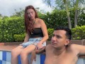 Encuentro a india culona vecina en la piscina,la muy cachonda me invita a su casa a follar duro.