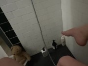 مراهقة عذراء جميلة تبلغ من العمر 18 عامًا - عارضة سناب شات - فتاة سعودية تستمني في الحمام