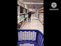 Mostrando las tetas en el supermercado