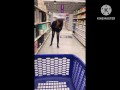 Mostrando las tetas en el supermercado