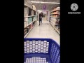 Mostrando las tetas en el supermercado