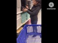 Mostrando las tetas en el supermercado