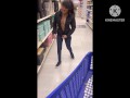 Mostrando las tetas en el supermercado