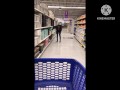 Mostrando las tetas en el supermercado