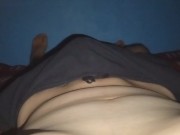 VERGA GRUESA HACIENDO BULTOS EN SHORTS