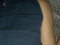 Latina delgada folla con amigo de su novio moja la cama con squirts y recibe mucha leche 💦