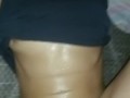 Latina delgada folla con amigo de su novio moja la cama con squirts y recibe mucha leche 💦