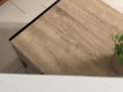 Le livreur débarque et j’ai une folle envie de le sucer