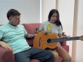 Ayudo a mi hermanastra con sus clases de música y termino follandola duro hasta venirme.