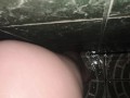 Sexo en el baño, penetración con dildo y verga de verdad