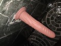 Sexo en el baño, penetración con dildo y verga de verdad