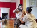 terapeuta se folla a su paciente en silla de ruedas. TERAPIAS ALTERNATIVAS