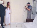 Noiva fode com fotógrafo do noivo enquanto noivo espera do lado de fora!