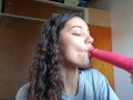 Sexy latina mamando un Dildo lo disfruta como si fuese real