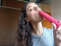 Sexy latina mamando un Dildo lo disfruta como si fuese real