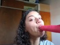 Sexy latina mamando un Dildo lo disfruta como si fuese real