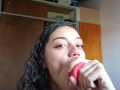 Sexy latina mamando un Dildo lo disfruta como si fuese real