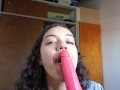 Sexy latina mamando un Dildo lo disfruta como si fuese real