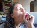 Sexy latina mamando un Dildo lo disfruta como si fuese real