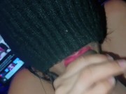 Encuentro a mi hermanastra viendo porno estaba tan cachonda que me termina sacando toda la leche