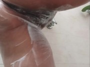 I warm up in the shower. Me caliento en la ducha,,,,,