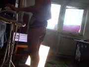 Amateurin macht nackt Hausarbeit. Brünette mit behaarter Muschi, großer Arsch.