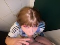 Rubia argentina me chupa la verga desesperadamente en baño publico. Le lleno de leche la boca
