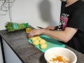 Грибной суп с салатом и говядиной