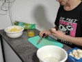 Грибной суп с салатом и говядиной