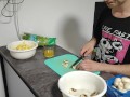 Грибной суп с салатом и говядиной