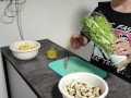 Грибной суп с салатом и говядиной