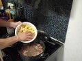Грибной суп с салатом и говядиной