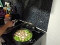 Грибной суп с салатом и говядиной