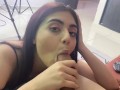 Joven pollon recibe mamada de la latina cachonda.