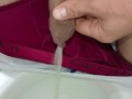 hombre joven desesperado pissing, pene baboso en busca de un pasivo