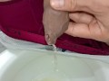 hombre joven desesperado pissing, pene baboso en busca de un pasivo