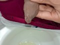 hombre joven desesperado pissing, pene baboso en busca de un pasivo