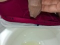 hombre joven desesperado pissing, pene baboso en busca de un pasivo