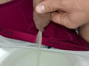 hombre joven desesperado pissing, pene baboso en busca de un pasivo