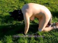 VOST engl - Animalisation 5 dans le jardin pour cette femelle inférieure nue.