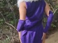 Hot cosplay chica Otaku Gaby senpai se desnuda en el bosque